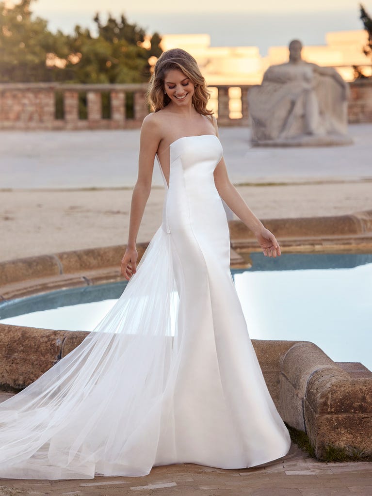 https://www.whiteonebridal.com/media/catalog/product/a/b/ablaze_b_1.jpg?quality=80&bg-color=255,255,255&fit=bounds&height=1023&width=767&canvas=767:1023