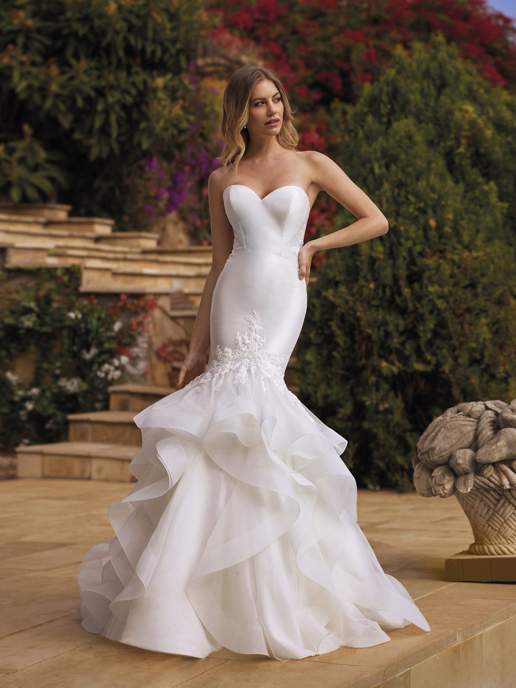 Popular strapless wedding dress