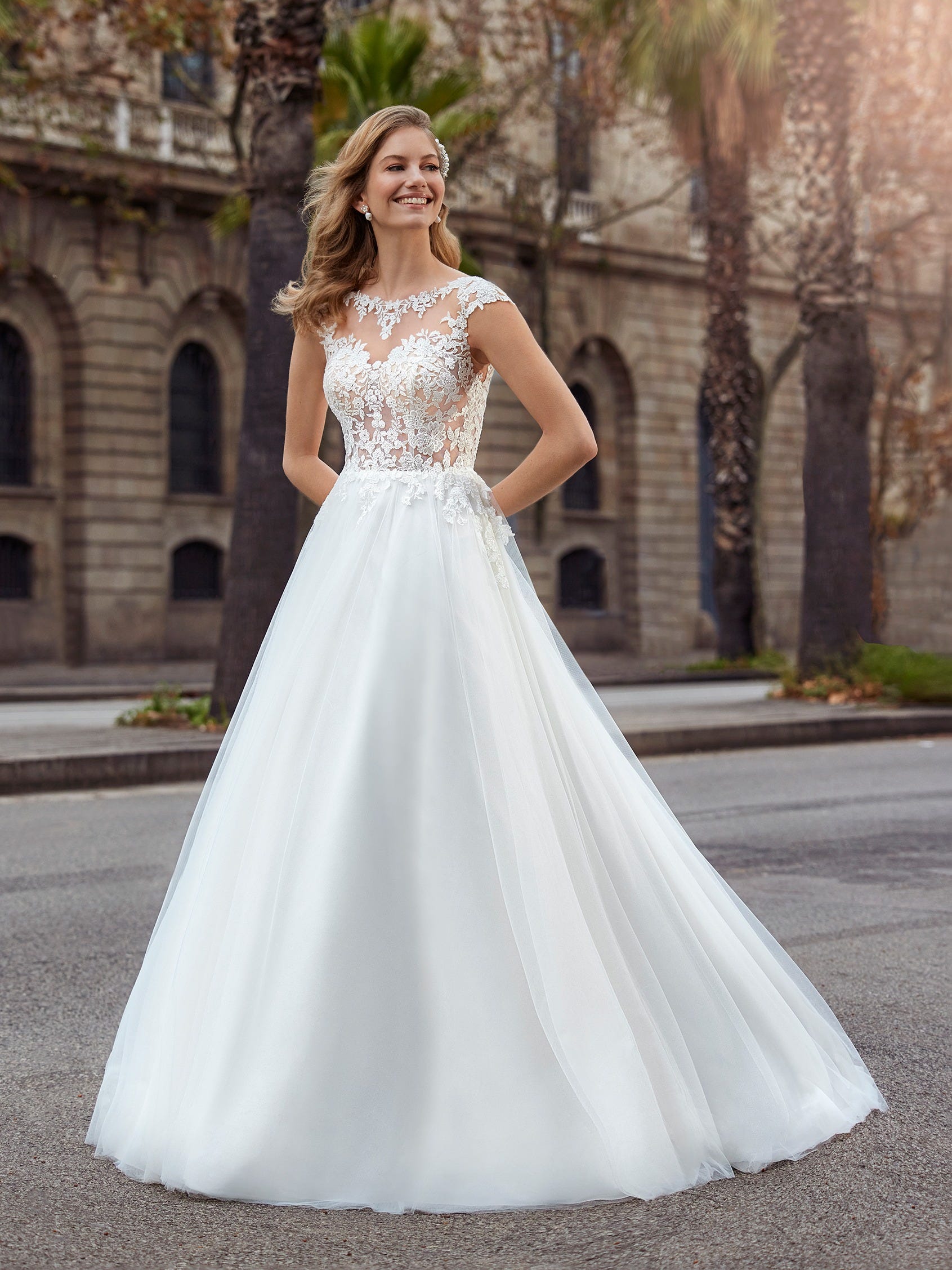 DAZE | A-line wedding dress with bateau neckline | White One
