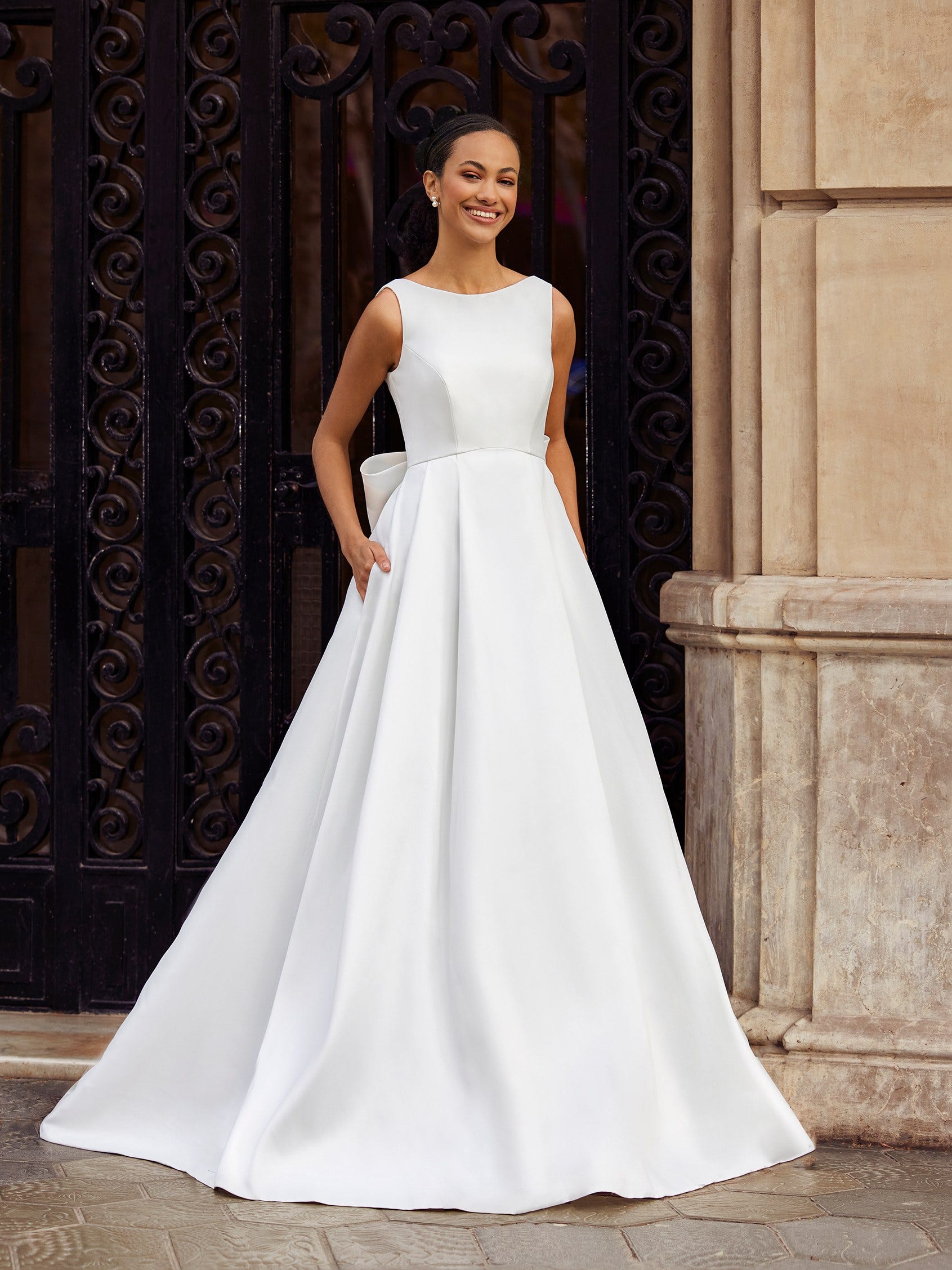 ASTRA | A-line wedding dress with V-neck | White One