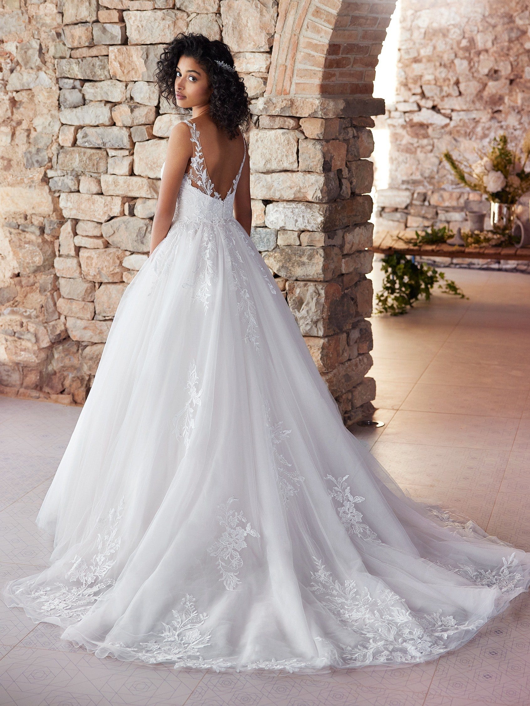IBIG | Princess wedding dress with V-neck | White One