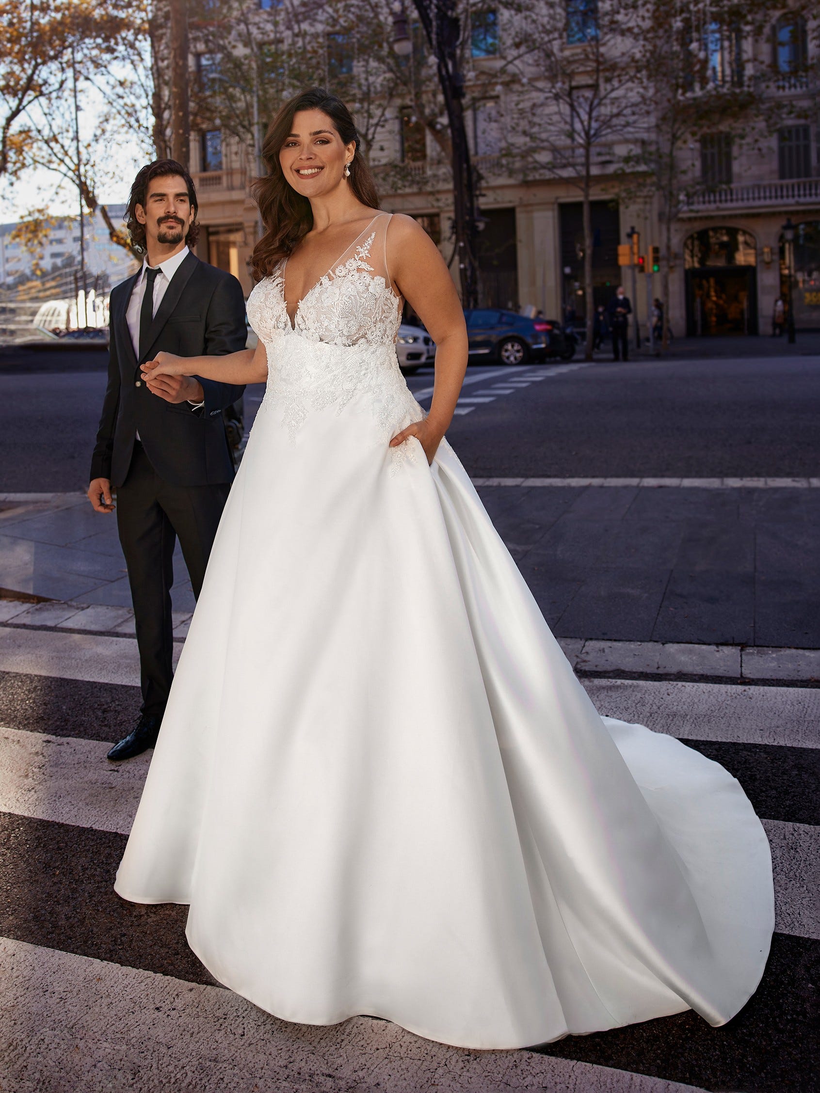 SULTRY | Princess-cut wedding dress with V-neck | White One
