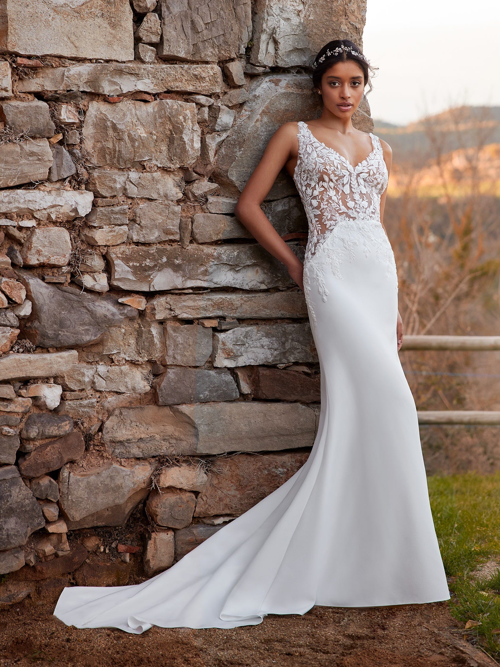 AMAWANA Long mermaid crepe wedding dress with V neck